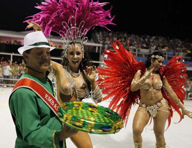 Models parade for the Camisa Verde e Branco Samba School during a carnival at the Anhembi Sambadrome in Sao Paulo February 17, 2012. REUTERS/Paulo Whitaker (BRAZIL - Tags: SOCIETY) TEMPLATE OUT
