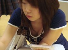 買い物に夢中でおっぱいまる見え！ちょっと前屈みになった女の子の谷間がエロいおっぱいハプニングエロ画像