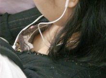 見られたらラッキー！誰もがテンションあがってしまうエッチな谷間…乳首まで見えちゃう胸チラ画像