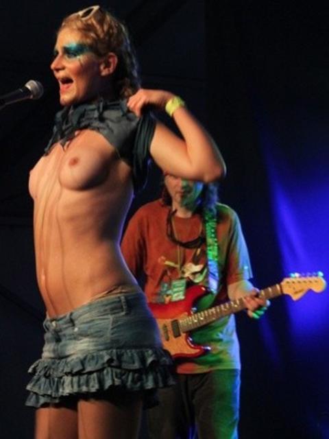 【アーティストエロ画像】ライブで興奮しておっぱい見せるのは客だけではなかった…ストリップと化す海外のライブ会場www その5