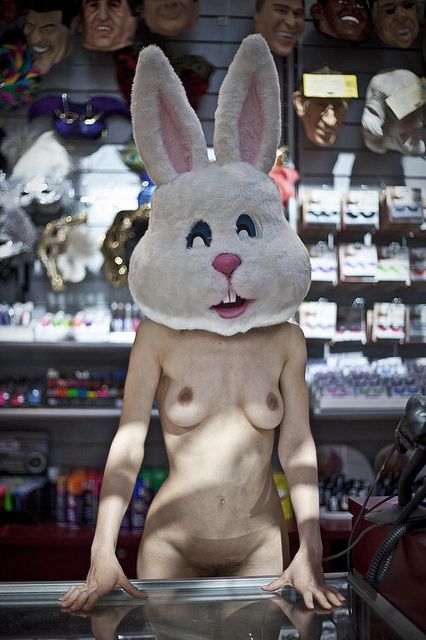 【仮面エロ画像】これもコスプレ…！？仮面を被った変態の全裸が芸術的でワロタｗｗｗｗ その2