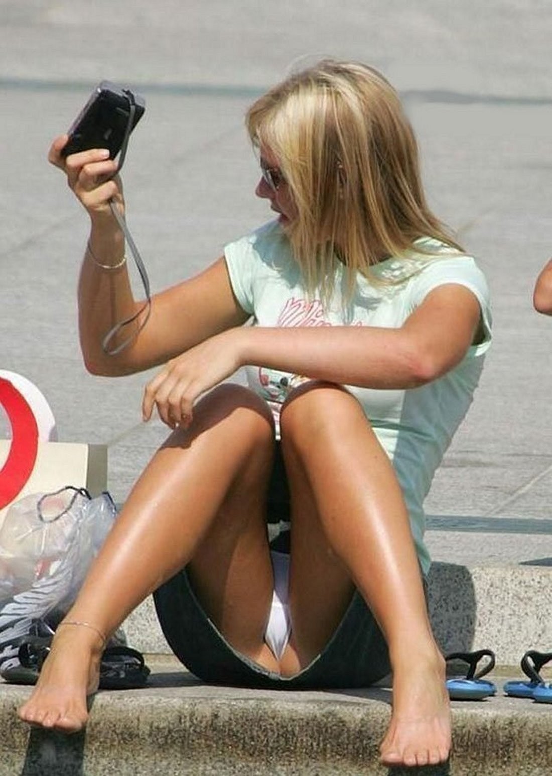 【外国人パンチラエロ画像】海外の街中で遭遇した素人外国人の天然パンチラがエロ可愛すぎて勃起不可避ｗｗｗｗ その4