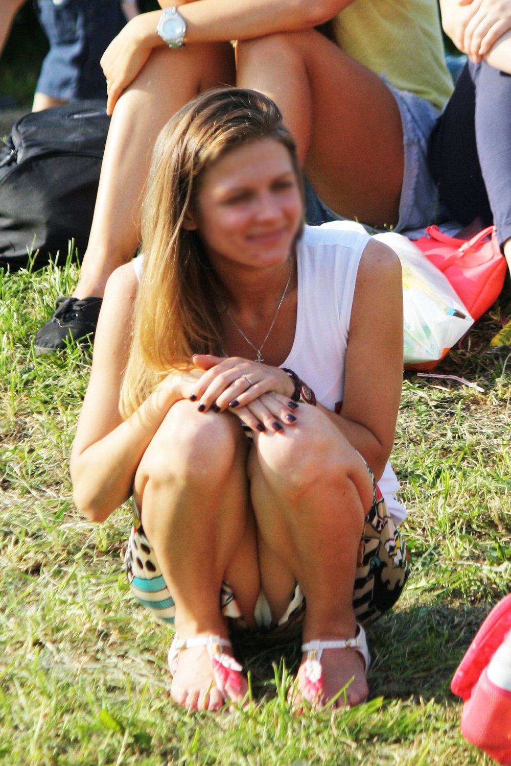 【外国人パンチラエロ画像】海外の街中で遭遇した素人外国人の天然パンチラがエロ可愛すぎて勃起不可避ｗｗｗｗ その5