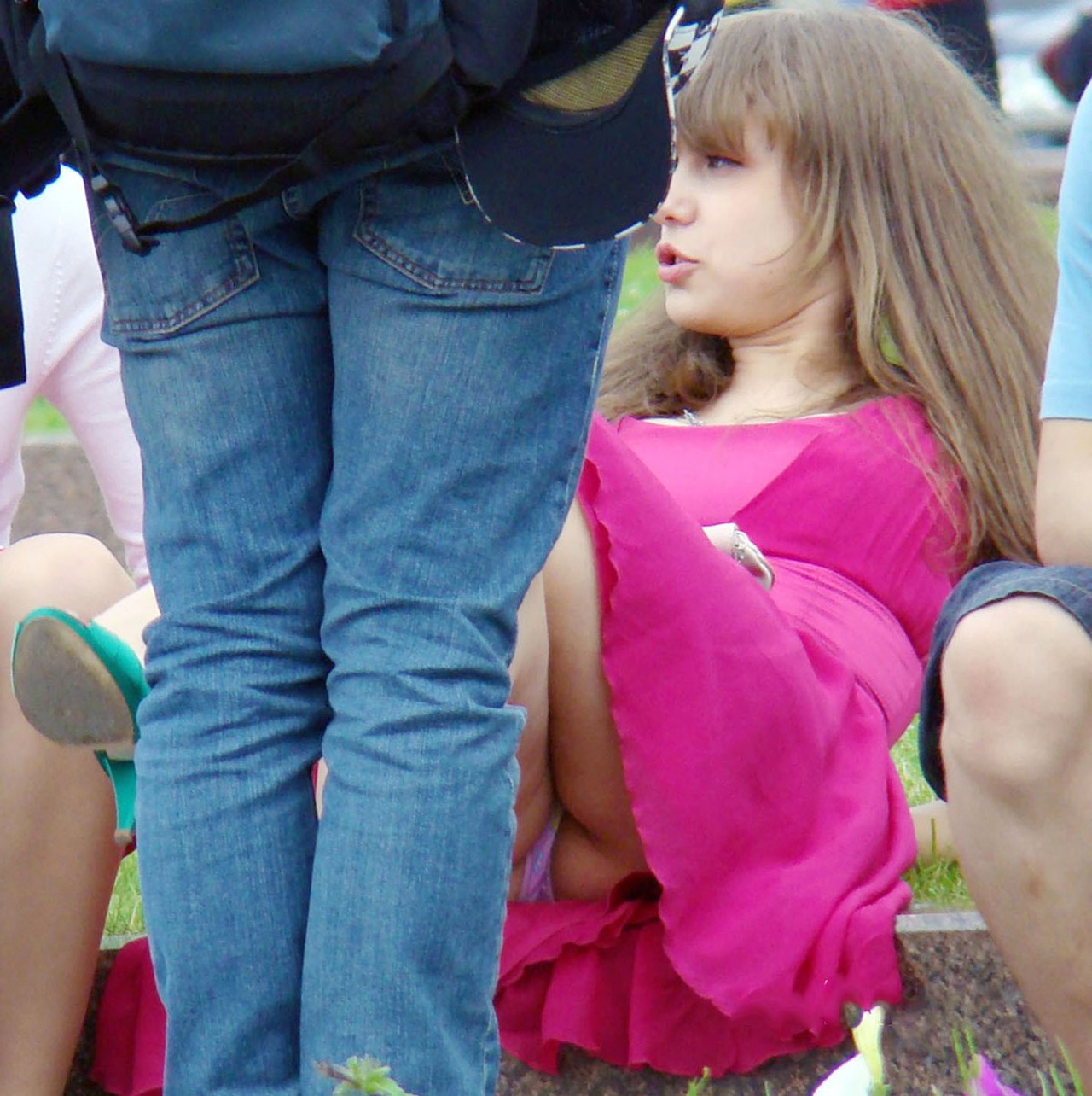 【外国人パンチラエロ画像】海外の街中で遭遇した素人外国人の天然パンチラがエロ可愛すぎて勃起不可避ｗｗｗｗ その7