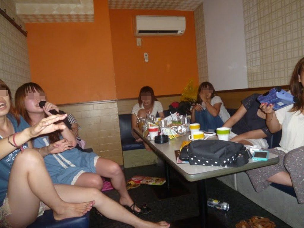 【女子会エロ画像】これがリア充女子の生態ｗｗｗ酔って騒いでお暴れ！カラオケBOXでの女子会がエロ過ぎるｗｗｗ その1