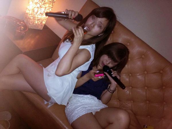【女子会エロ画像】これがリア充女子の生態ｗｗｗ酔って騒いでお暴れ！カラオケBOXでの女子会がエロ過ぎるｗｗｗ その4
