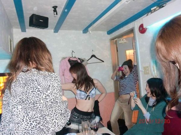 【女子会エロ画像】これがリア充女子の生態ｗｗｗ酔って騒いでお暴れ！カラオケBOXでの女子会がエロ過ぎるｗｗｗ その6