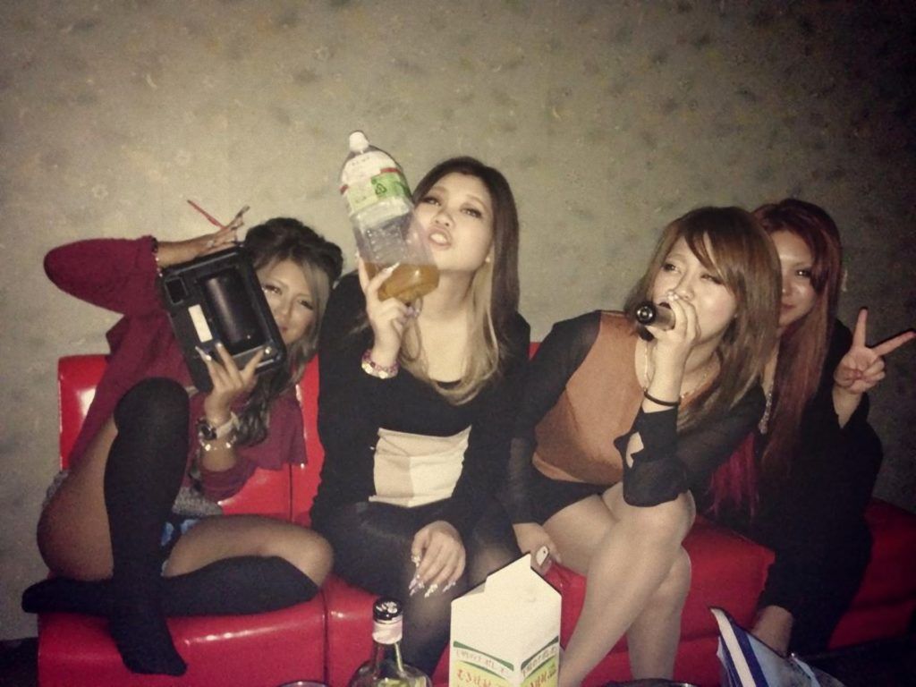 【女子会エロ画像】これがリア充女子の生態ｗｗｗ酔って騒いでお暴れ！カラオケBOXでの女子会がエロ過ぎるｗｗｗ その8