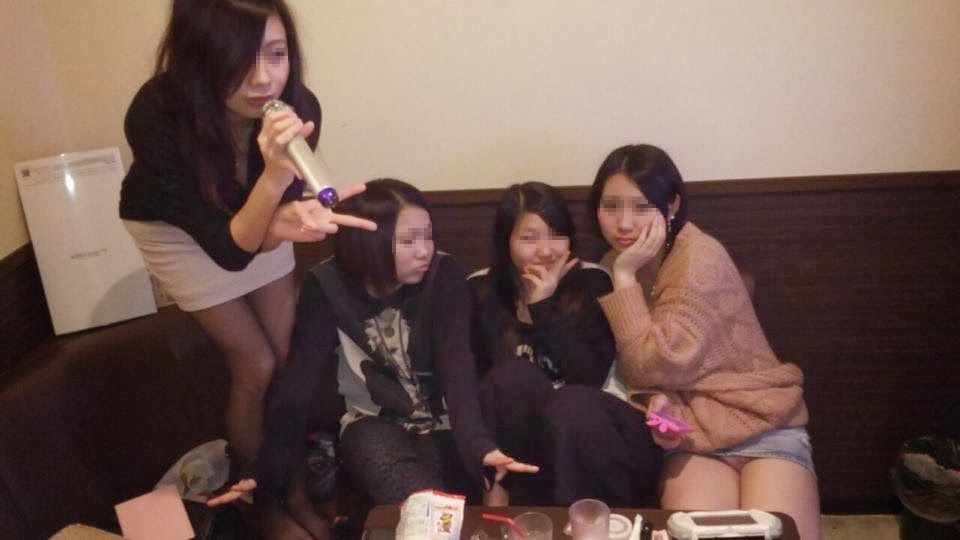 【女子会エロ画像】これがリア充女子の生態ｗｗｗ酔って騒いでお暴れ！カラオケBOXでの女子会がエロ過ぎるｗｗｗ その10