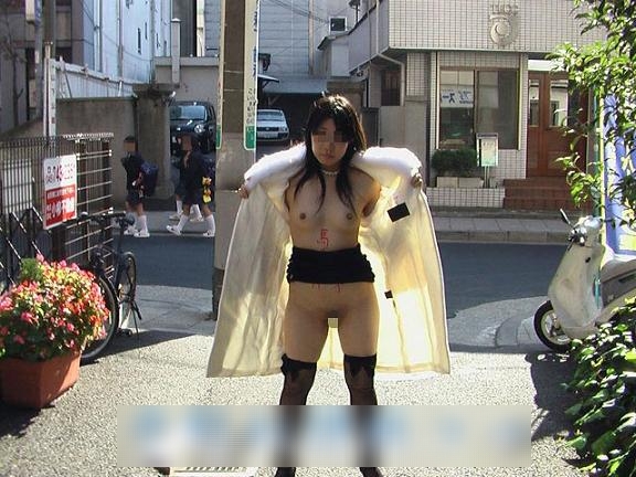 【野外露出エロ画像】暑い日が続いてるので野外で裸になったらかえって子宮が熱くなる痴女 その13