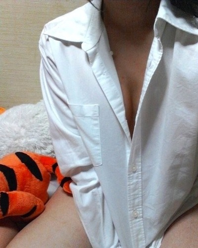 【Ｙシャツエロ画像】初めて彼女を家に泊めたら絶対して欲しい裸にＹシャツ1枚！！ その12