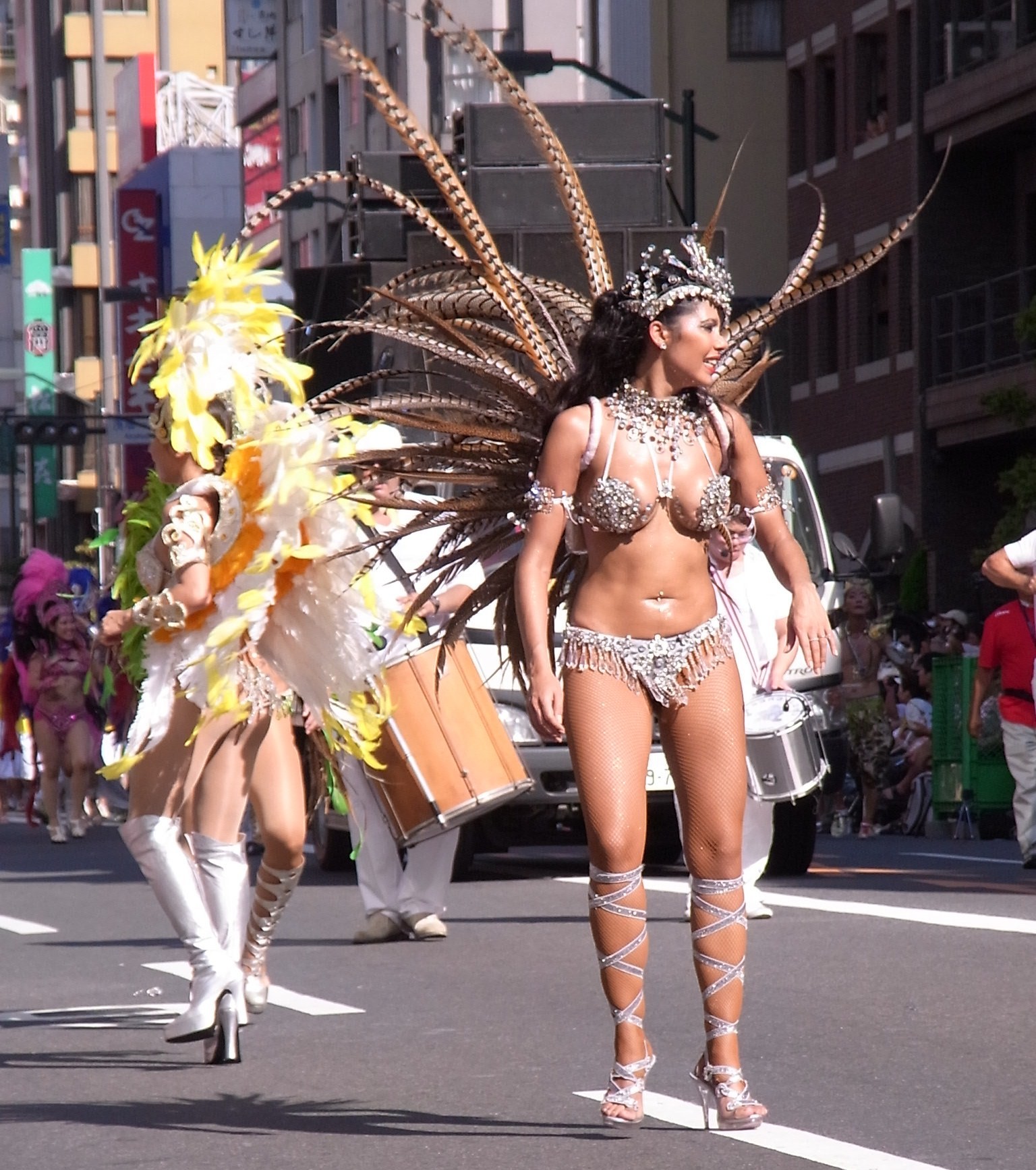 【サンバエロ画像】日本でサンバが人気な理由がエロ以外で見つからない…ポロリ寸前の過激な踊りが勃起不可避ｗｗｗ その2