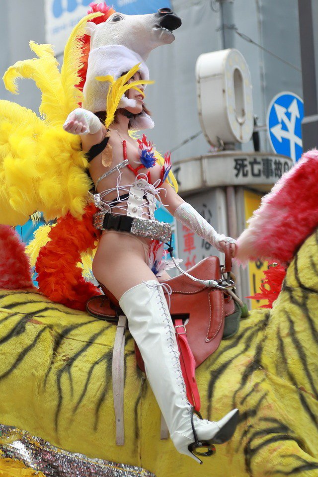 【サンバエロ画像】日本でサンバが人気な理由がエロ以外で見つからない…ポロリ寸前の過激な踊りが勃起不可避ｗｗｗ その5