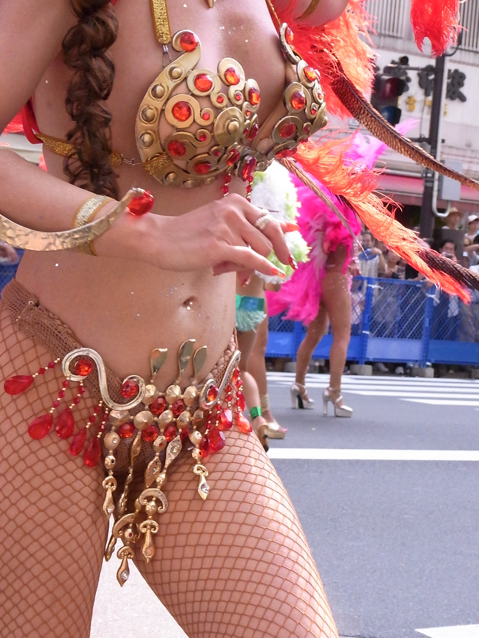 【サンバエロ画像】日本でサンバが人気な理由がエロ以外で見つからない…ポロリ寸前の過激な踊りが勃起不可避ｗｗｗ その15