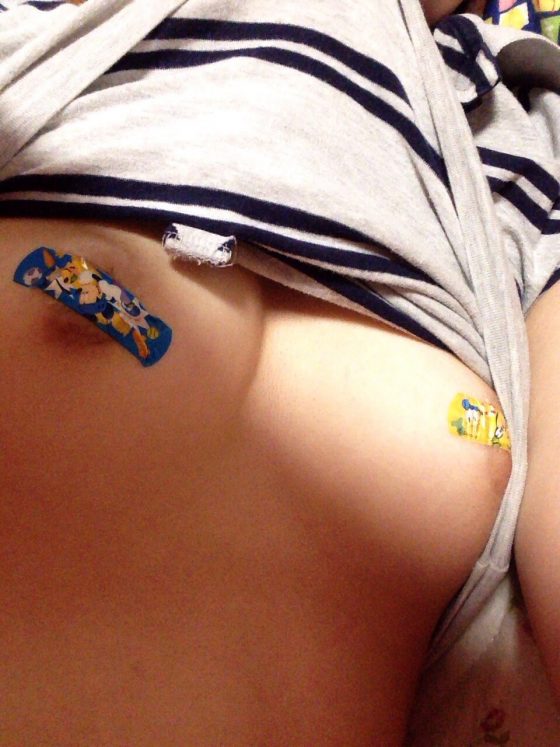 【乳首絆創膏エロ画像】隠しきれない乳首がちょー卑猥っ！！精神を病んでしまった少女が絆創膏貼った乳首を晒す自撮り画像 その1