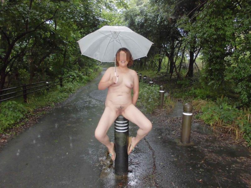 【野外露出エロ画像】ドン引き！！旦那も子供もいるようなおばさんが不倫相手に命令された野外露出ｗｗｗ その4