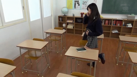 【エロGIF】女子高生が片思いの同級生を想い腰をガクガク…教室の机にマンコ擦りつける角オナニーが卑猥すぎるwww その8