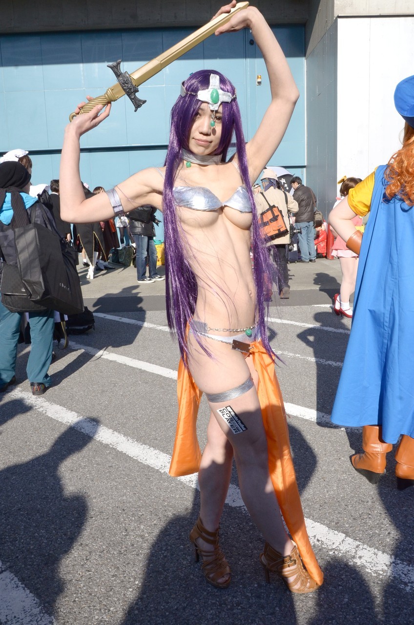 【コミケエロ画像】乳首が見えそう…精神を病んだコスプレイヤーのハミ乳が限界寸前!今にもこぼれそうなおっぱいwww その7