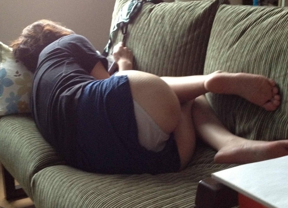 【昼寝エロ画像】ちょっとお疲れの彼女…彼氏がこっそり撮ったウトウト昼寝中女子の破廉恥画像 その1