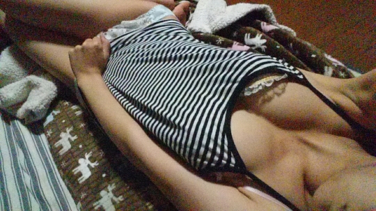 【昼寝エロ画像】ちょっとお疲れの彼女…彼氏がこっそり撮ったウトウト昼寝中女子の破廉恥画像 その5