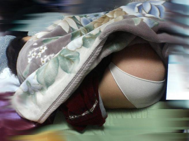 【昼寝エロ画像】ちょっとお疲れの彼女…彼氏がこっそり撮ったウトウト昼寝中女子の破廉恥画像 その6