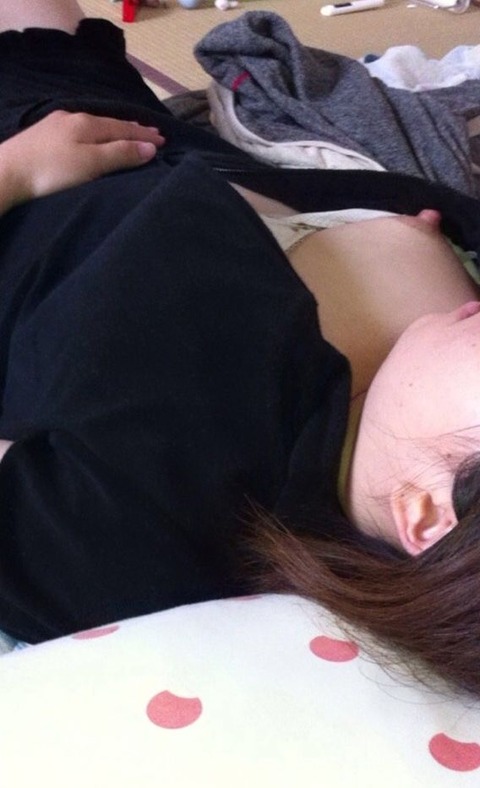 【昼寝エロ画像】ちょっとお疲れの彼女…彼氏がこっそり撮ったウトウト昼寝中女子の破廉恥画像 その8