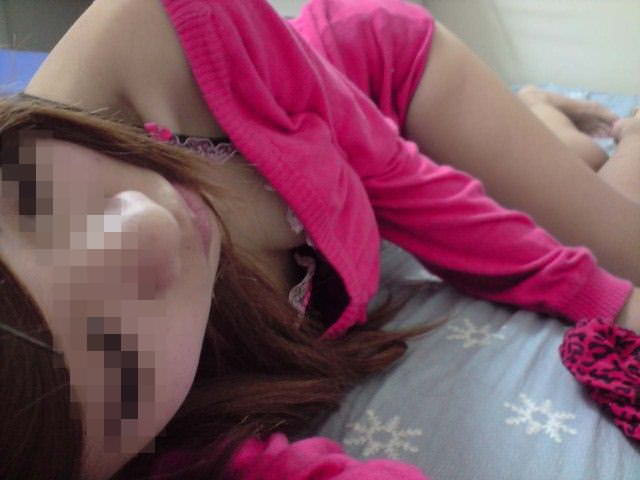 【昼寝エロ画像】ちょっとお疲れの彼女…彼氏がこっそり撮ったウトウト昼寝中女子の破廉恥画像 その9