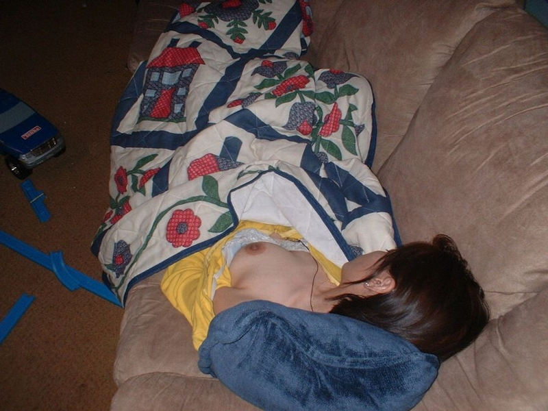 【昼寝エロ画像】ちょっとお疲れの彼女…彼氏がこっそり撮ったウトウト昼寝中女子の破廉恥画像 その12