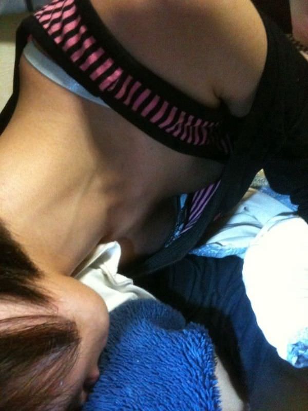 【昼寝エロ画像】ちょっとお疲れの彼女…彼氏がこっそり撮ったウトウト昼寝中女子の破廉恥画像 その13