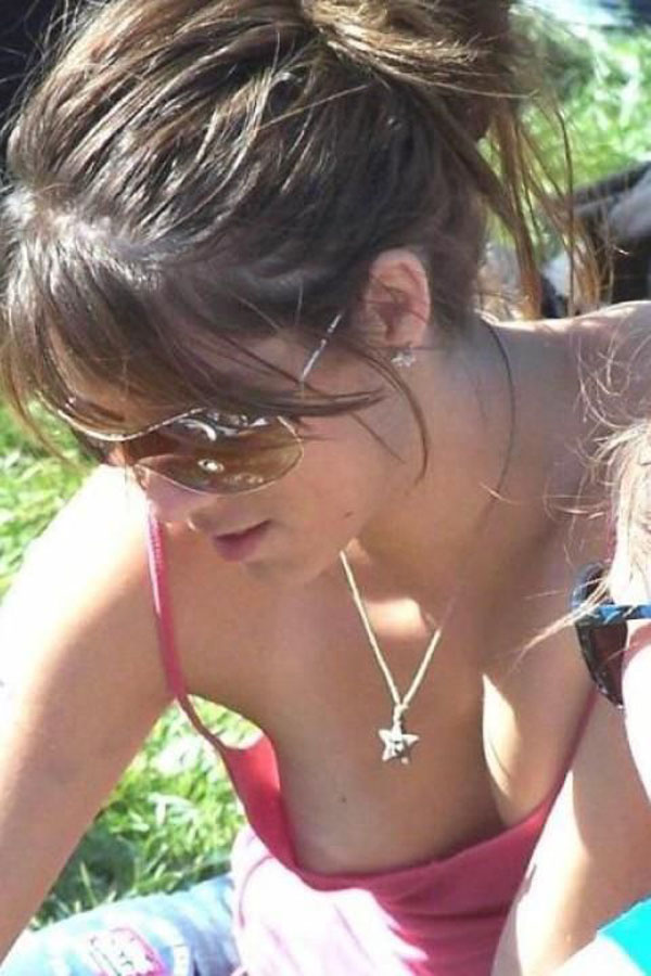 【ノーブラエロ画像】なぜ外国人の女性は乳首をノーガードなのか！？ゆるゆるの服で乳首がポロリしまくり胸チラ画像 その5