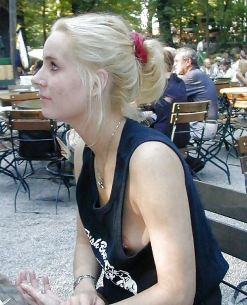 【ノーブラエロ画像】なぜ外国人の女性は乳首をノーガードなのか！？ゆるゆるの服で乳首がポロリしまくり胸チラ画像 その11