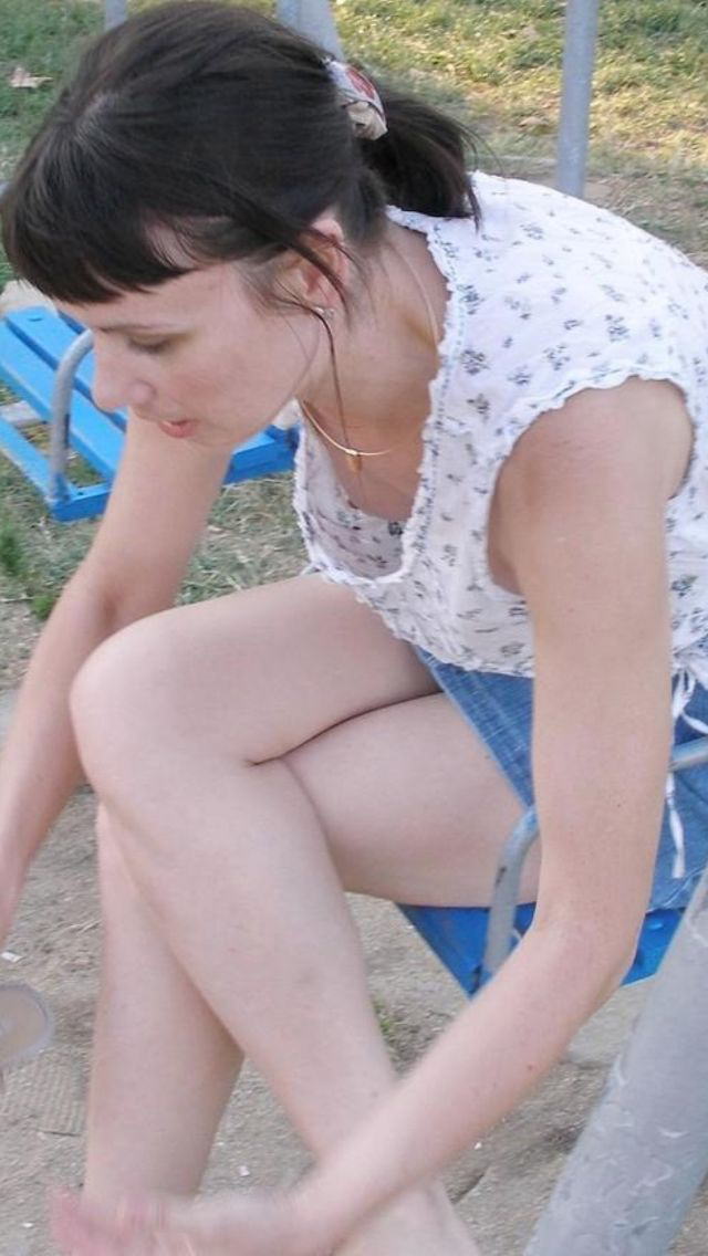 【ノーブラエロ画像】なぜ外国人の女性は乳首をノーガードなのか！？ゆるゆるの服で乳首がポロリしまくり胸チラ画像 その12