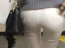 下着が透けて見えるほどパツンパツンになった大きなお尻！透けパンしちゃう女の子の着衣尻画像