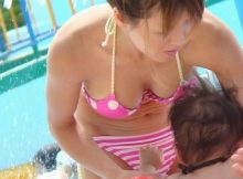 人妻さんの色気がやばい…ドスケベな身体を大胆に晒す子連れママさんの水着エロ画像