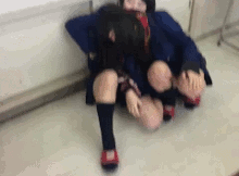 パンチラしてもおかまいなし！？青春を全力で楽しむ女子高生たちのちょっとエッチなおふざけエロGIF画像