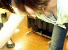 お仕事中の女性店員をスケベな目で隠し撮りしたおっぱい…ゆるゆるの胸元がエロ過ぎる胸チラ画像