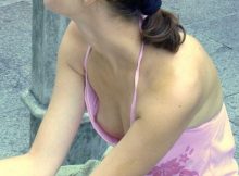 ポロリした乳首がめちゃくちゃセクシー！ノーブラの外国人が乳首を撮られた胸チラハプニング画像