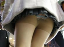 ローアングルから眺めるパンチラが最高！エッチな下半身にドキドキがとまらないパンチラエロ画像