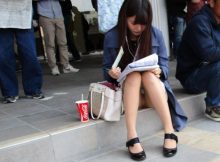 そこらへんに座り込んだ女の子たちの足元がセクシー！春になると増えるしゃがみパンチラエロ画像