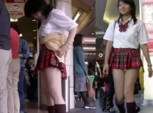 歩いてるだけでパンツが見えちゃう！？女の子のスカートが短すぎる街撮りエロ画像