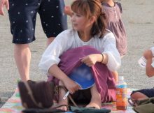 色っぽい人妻さんの下半身がたまらない…子供に気を取られ無防備な股間を撮られたパンチラエロ画像