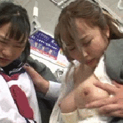 娘の目の前で痴漢される母親…精神が壊れ潮○き撒き散らす痴漢GIF画像