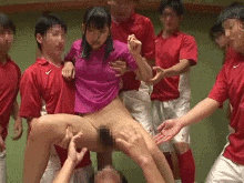 サッカー部の合宿に同行した女子マネージャーが肉便器に…部員たちに輪姦されるぶっかけ舌レ交GIF画像
