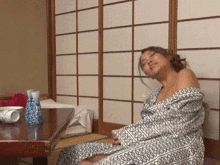 浴衣からポロリするお○ぱいに釘付け！？BBA先輩に○起した男が精子を搾り取られる痴女性交GIF画像