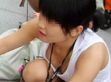 普段は見えないお○ぱいがチラりと見えるからたまらない…街撮りされた素人のお○ぱいハプニングエ□画像
