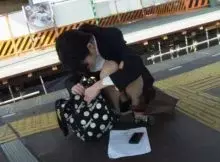 OLさんのエ●チなハプニングにガン見不可避…パンツまる見えになった街撮り画像