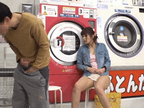コインランドリーでパ○チラ！？うたた寝している女の子にチ○ポ挿れちゃうハプニングエ□GIF画像
