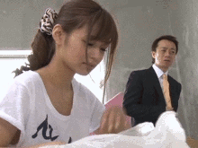 ゴミ捨て場でノーブラの人妻さんに遭遇…前屈みで乳首まる見え！ラッキースケベに興奮する寝取りGIF画像