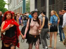 海外じゃ乳首を見られても平気らしい…過激なファッション!?街撮りされたトップレスエ□画像
