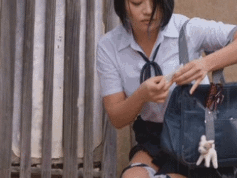 雨で濡れて身体が冷えた女子高生が野ションベン!?スケベなおじさんに見られ襲われるレ●プGIF画像